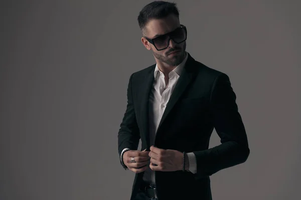 Mysterious Fashion Model Closing His Jacket Wearing Suit Sunglasses While — Stock Photo, Image