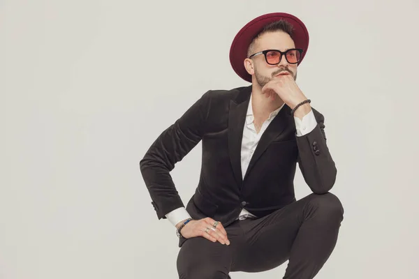 Nachdenkliches Mode Model Hält Hand Kinn Trägt Sonnenbrille Und Hut — Stockfoto