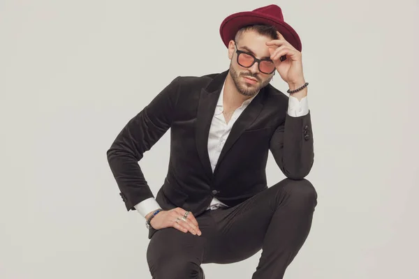 Duro Modello Moda Che Fissa Cappello Indossa Occhiali Sole Mentre — Foto Stock