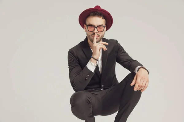 Mysterious Fashion Model Gesturing Being Quiet Wearing Sunglasses Hat While — Stock Photo, Image