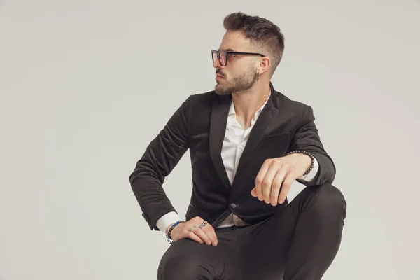 Selbstbewusstes Mode Model Schaut Neugierig Weg Und Trägt Sonnenbrille Während — Stockfoto