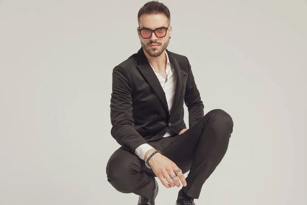 Selbstbewusstes Mode Model Blickt Nach Vorne Und Trägt Sonnenbrille Während — Stockfoto