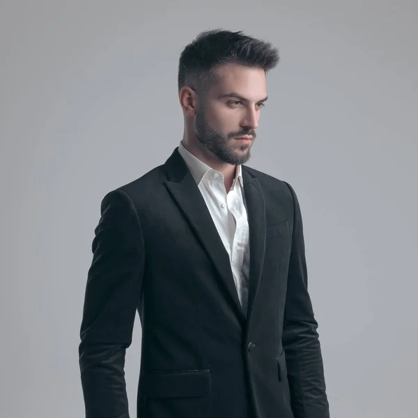Seriöser Eleganter Mann Der Wegschaut Und Anzug Trägt Während Auf — Stockfoto