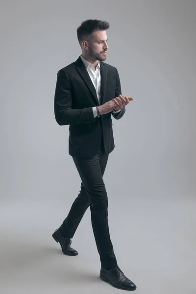 Motivated Elegant Man Holding Hands Together Wearing Suit While Walking — Stock Photo, Image