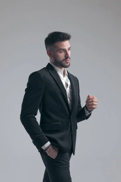 Eifriger Eleganter Mann Hält Hand Tasche Trägt Anzug Beim Gehen — Stockfoto