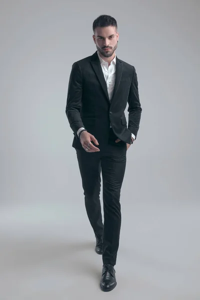 Tough Eleganter Mann Hält Hand Tasche Und Trägt Anzug Beim — Stockfoto