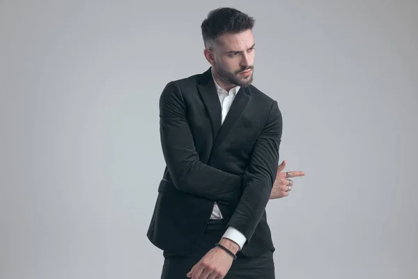 Selbstbewusster Eleganter Mann Mit Verschränkten Armen Und Zeigefinger Der Anzug — Stockfoto