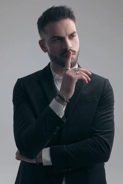 Mysterious Elegant Man Gesturing Being Quite Wearing Suit While Standing — Stock Photo, Image