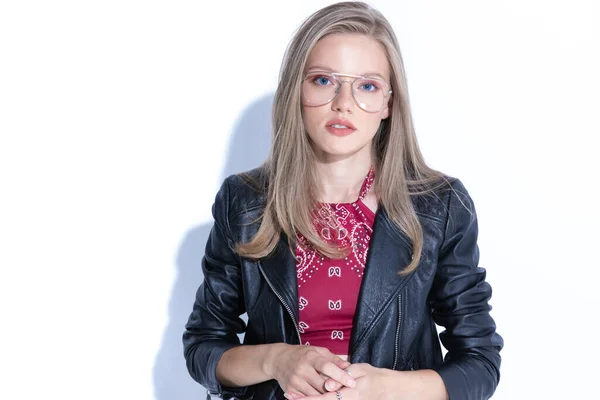 Modelo Moda Seria Tomados Mano Con Gafas Chaqueta Cuero Mientras —  Fotos de Stock