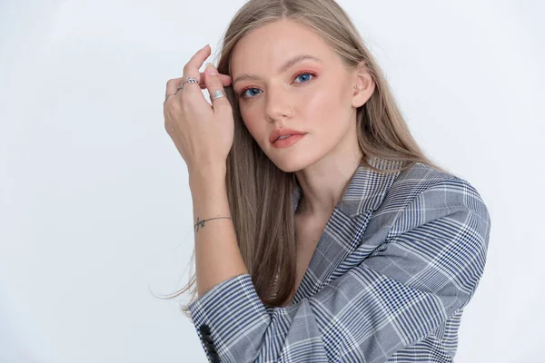 Primer Plano Mujer Negocios Seria Ajustando Corte Pelo Sobre Fondo — Foto de Stock