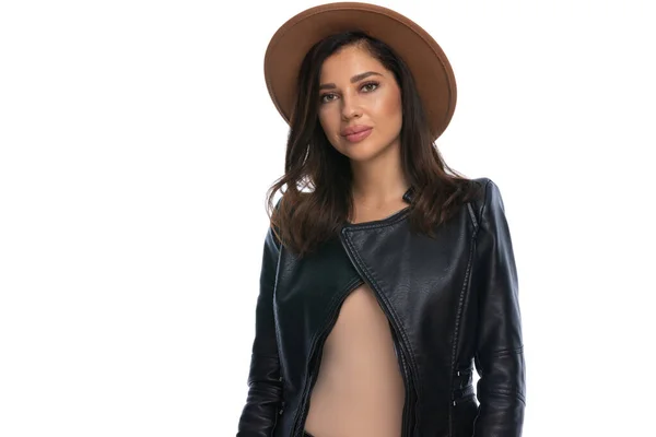 Fiduciosa Donna Casual Indossa Cappello Giacca Pelle Mentre Piedi Sfondo — Foto Stock