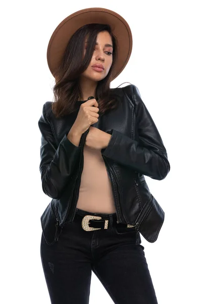 Mulher Casual Perturbada Ajustando Sua Jaqueta Pensando Vestindo Chapéu Enquanto — Fotografia de Stock