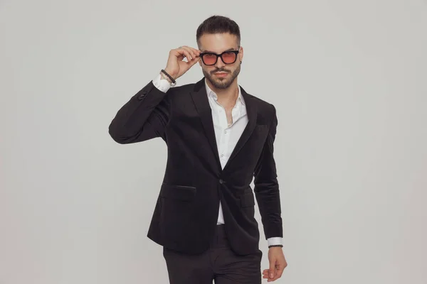 Seriöses Mode Model Justiert Seine Sonnenbrille Beim Gehen Auf Grauem — Stockfoto