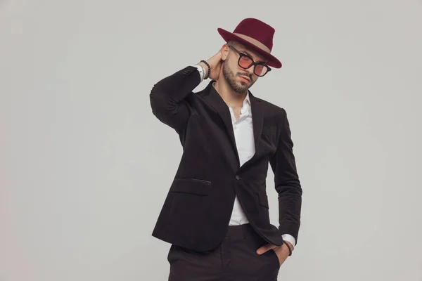 Denkendes Mode Model Hält Hand Hals Trägt Hut Und Sonnenbrille — Stockfoto