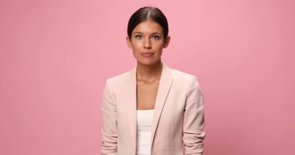 Gyönyörű Üzletasszony Mosollyal Arcán Mutat Kamera Rózsaszín Háttér — Stock videók
