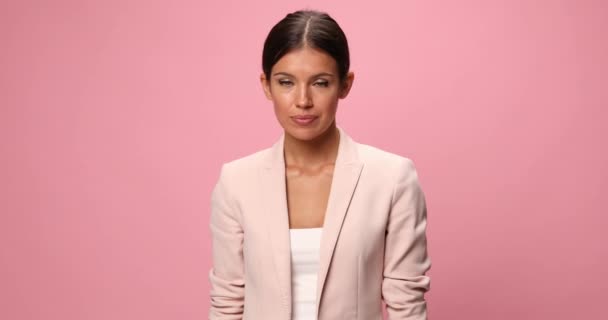 Mladá Podnikatelka Přes Ruce Usmívá Dává Palce Nahoru Růžové Pozadí — Stock video