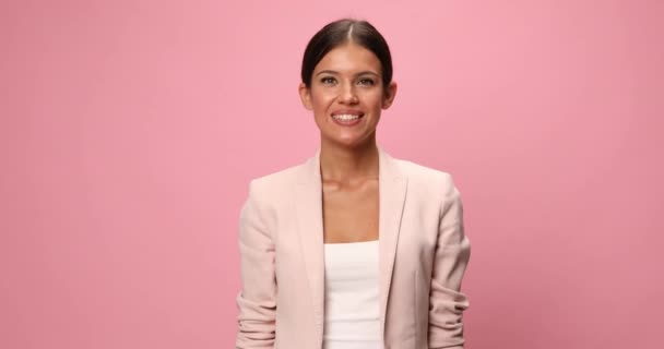 Atrakcyjna Bizneswoman Jest Podekscytowany Świętuje Sukces Różowym Tle — Wideo stockowe