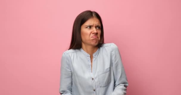 Junge Lässige Frau Blauem Jeanshemd Mit Überlegener Haltung Macht Gesichter — Stockvideo