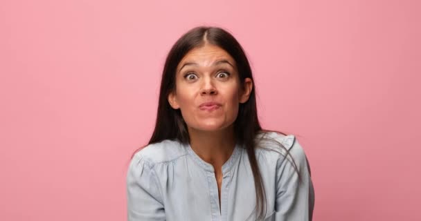 Enthusiastische Junge Lässige Frau Jeanshemd Die Arme Die Höhe Reckend — Stockvideo