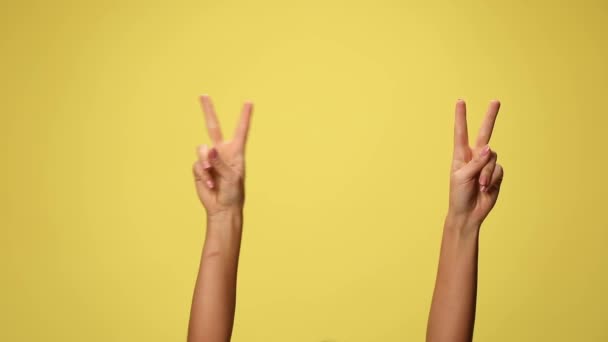 Duas Mãos Fazendo Sinal Vitória Dançando Dando Polegar Fundo Amarelo — Vídeo de Stock