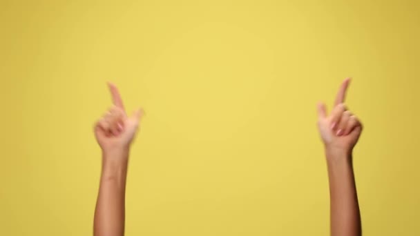 Dvě Ruce Nahoru Ukazuje Kameru Dává Palce Nahoru Tančí Žlutém — Stock video