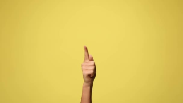 Eine Hand Zählt Bis Fünf Auf Gelbem Hintergrund — Stockvideo