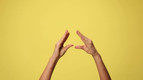 Dwie Ręce Mówiące Bełkoczące Żółtym Tle — Wideo stockowe
