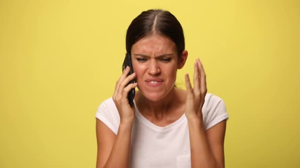 Genç Bir Kadın Telefonda Konuştuğu Birine Kızıyor Bağırıyor Sarı Arka — Stok video