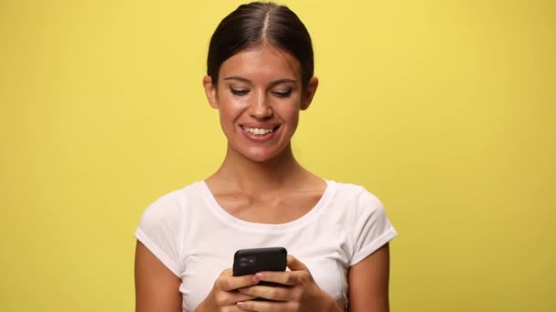 Sonriente Mujer Casual Mensajes Texto Mensaje Teléfono Apuntando Cámara Fondo — Vídeo de stock