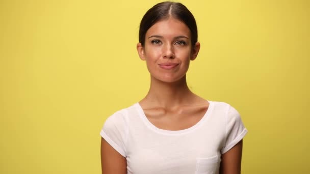 Atractiva Mujer Casual Cruzando Los Brazos Sonriendo Aprobando Sobre Fondo — Vídeo de stock