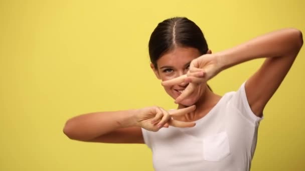 Junge Lässige Frau Tanzt Mit Tollen Bewegungen Und Hat Spaß — Stockvideo