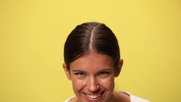 Güzel Sıradan Bir Kadının Gülüşünü Ağzını Kapamasını Sarı Arka Planda — Stok video