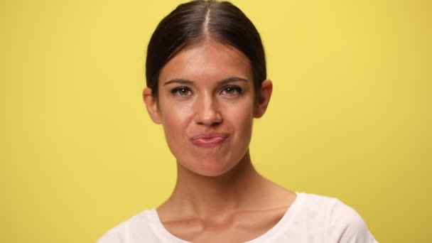 Zblízka Sexy Ležérní Žena Smějící Dělat Znamení Oběma Rukama Žlutém — Stock video