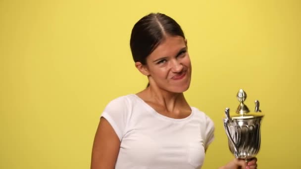 Привлекательная Случайная Женщина Поднимает Чашку Указывает Камеру Желтом Фоне — стоковое видео