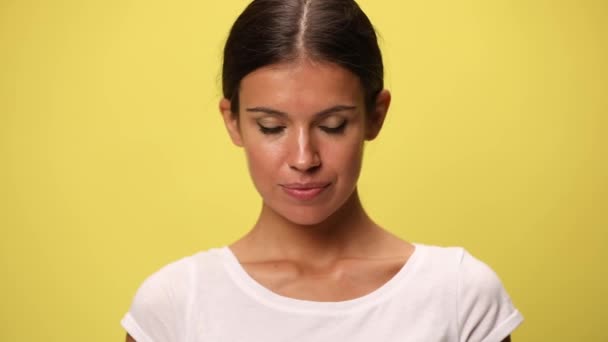 Close Uma Mulher Casual Sorrindo Mostrando Seu Mealheiro Câmera Fundo — Vídeo de Stock