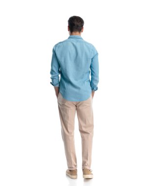 Arka planda, el ele tutuşan ve beyaz arka planda yürüyen sıradan bir gencin resmi var.