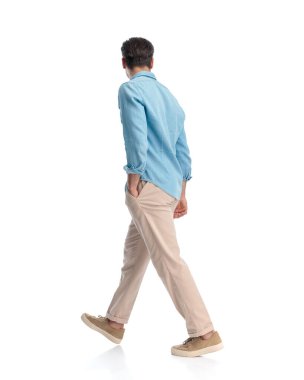 Mavi kot gömlekli sıradan bir gencin el ele tutuşup beyaz arka planda yürümesinin yan ve arka planı.