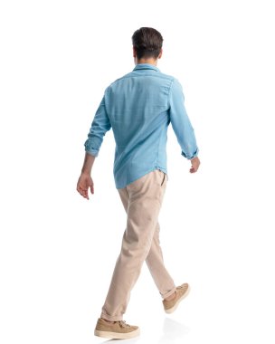 Mavi kot gömlekli sıradan bir adamın beyaz arka planın önüne geçişi.