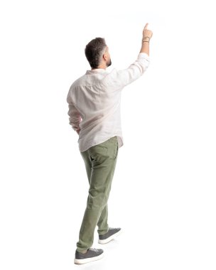 Genç ve sıradan bir adamın gökyüzünü gösteren arka planı ve beyaz arka planda el ele yürümesi.