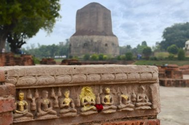 Dhamek stupa Sarnath, Hindistan Uttar Pradesh eyaletinde. Sarnath, çevre Varasani bir Budist hac sitesidir.