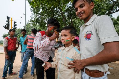Yeni Delhi, 15 Ağustos 2018 - bir çocuk onun yüzünde 15 Ağustos 2018 Hint Bağımsızlık Günü'vesilesiyle Yeni Delhi, Hindistan boyalı Hint bayrak renkleri alır