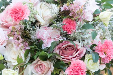 Gül ve ortanca yeşillik ile de dahil olmak üzere oldukça beyaz ve pembe düğün çiçekleri