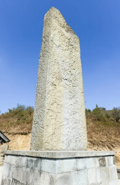 Wysoki Kamienny Obelisk Przed Jasne Błękitne Niebo Słoneczny — Zdjęcie stockowe