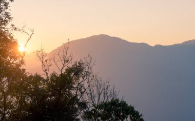 Güzel turuncu sunrise hills üzerinde