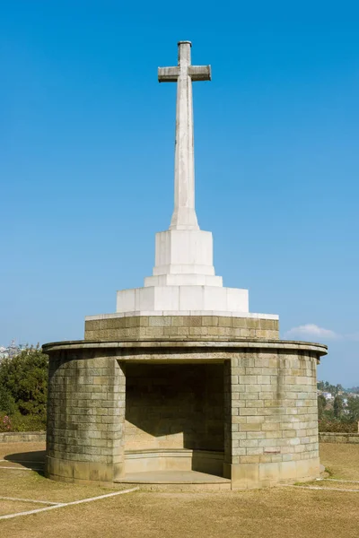 Una croce bianca in un cimitero di guerra — Foto Stock