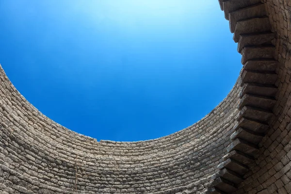 Looking up from a well — Stock Photo, Image