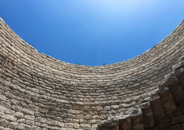 Looking up from a water well — Stock Photo, Image