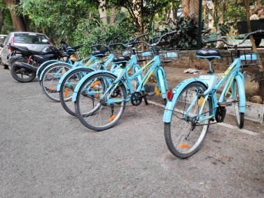 Bangalore, Hindistan'da park edilmiş paylaşılan döngüler