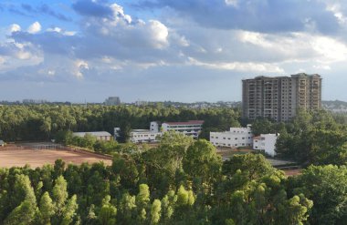 Muson, Asya 'da yağışlı mevsim. Hindistan' da Bangalore üzerinde dramatik bulutlar var..