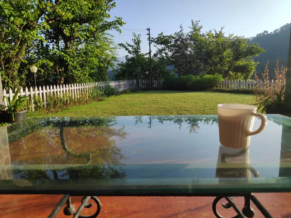 Una Taza Mañana Café Una Mesa Con Vistas Césped Las —  Fotos de Stock